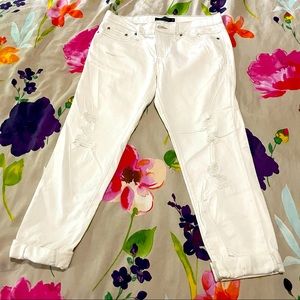 White rolled up Levi’s boyfriend 513 jeans